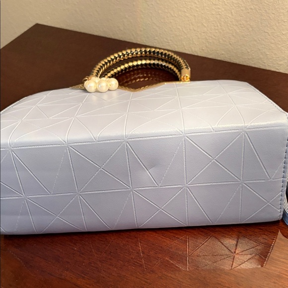 Elegant White Handbag with Gold Accents - Picture 7 of 17